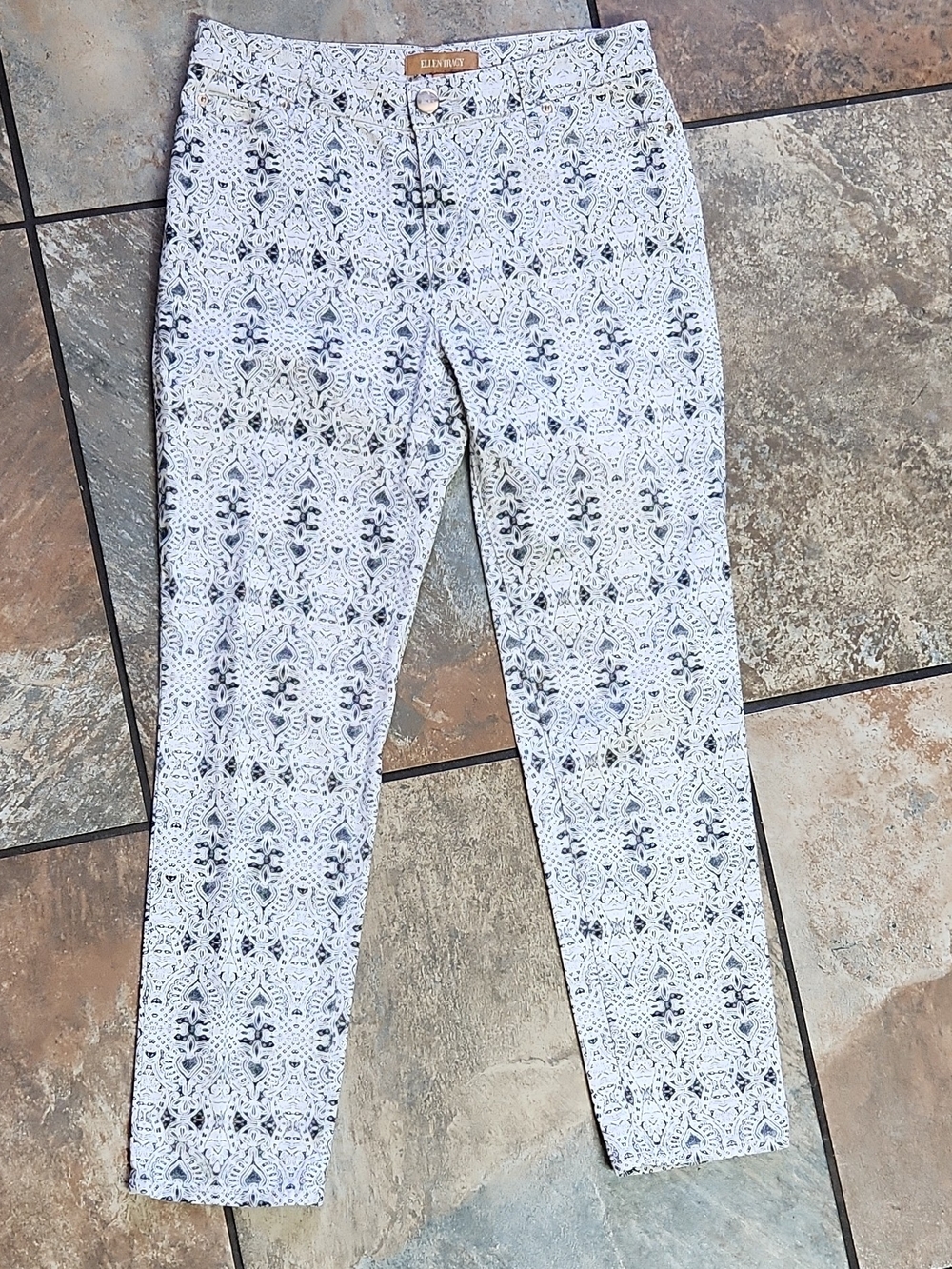 Ellen Tracy White and Navy Geometric Skinny Pants